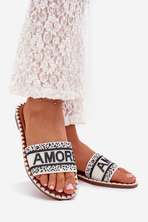 zapatillas de mujer con tacones anchos Con decoración Amore el color blanco Avelina