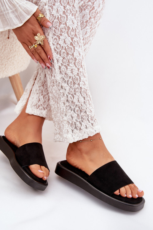 zapatillas de mujer con una plataforma Z de gamuza ecológicau de color negro Jorina