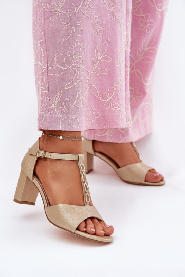 Sandalias de tacón alto para mujer. con tacones decorados de cuero ecológico color dorado Triavera 2