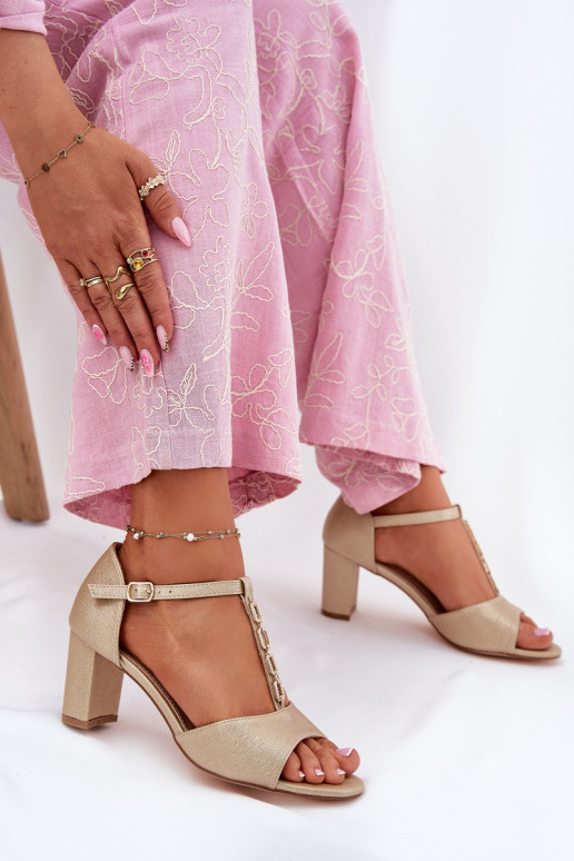 Sandalias de tacón alto para mujer. con tacones decorados de cuero ecológico color dorado Triavera