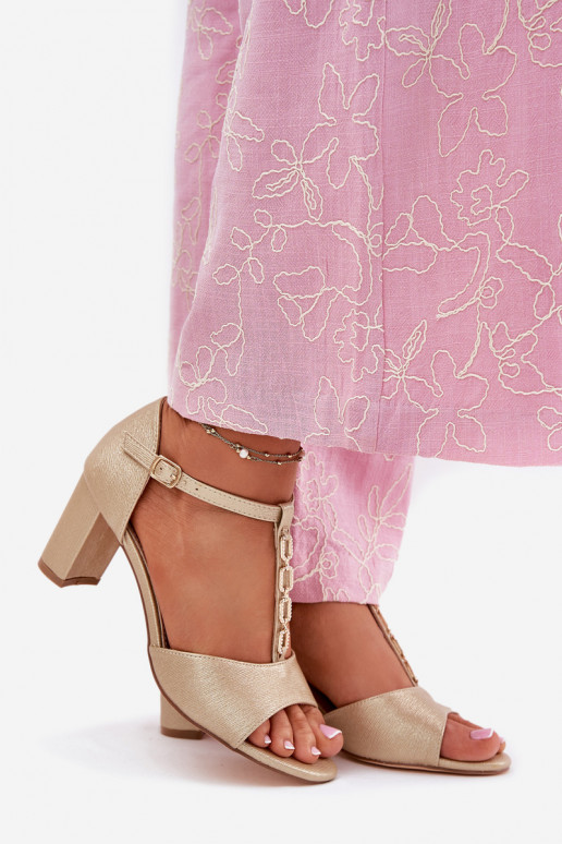 Sandalias de tacón alto para mujer. con tacones decorados de cuero ecológico color dorado Triavera