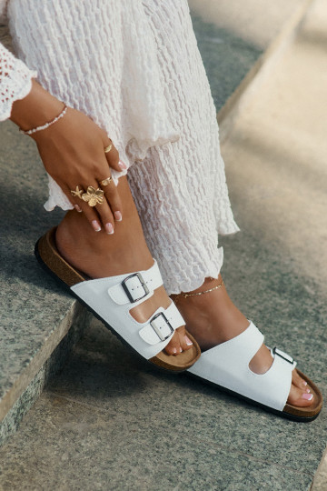 zapatillas de mujer con una plataforma con hebillas el color blanco Redore