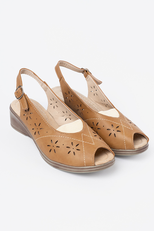 color caramelo calado sandalias en una cuña