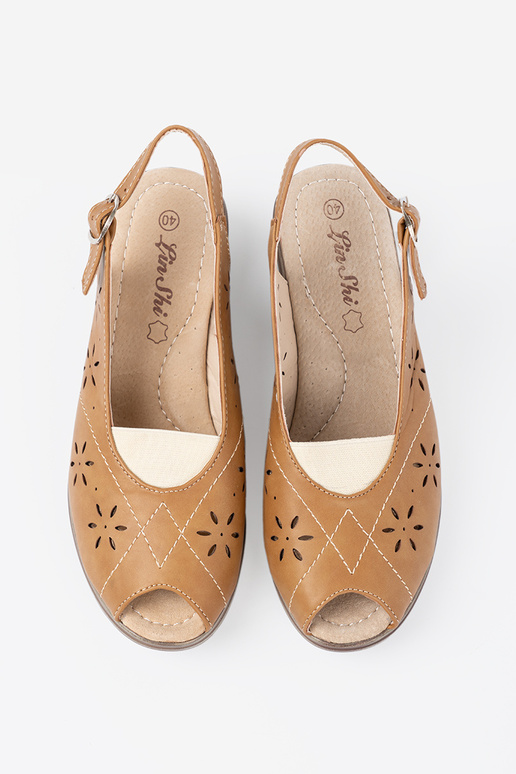 color caramelo calado sandalias en una cuña