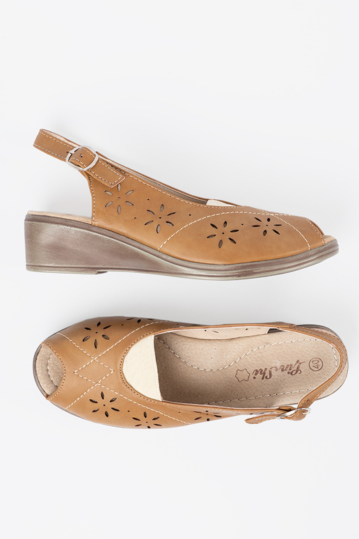 color caramelo calado sandalias en una cuña