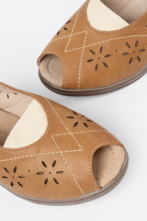 color caramelo calado sandalias en una cuña