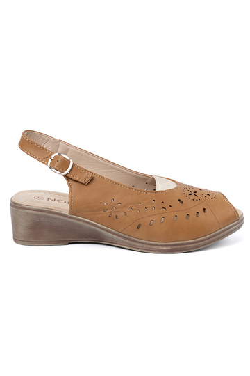 con elementos calados sandalias karmeloAe en una cuña 2