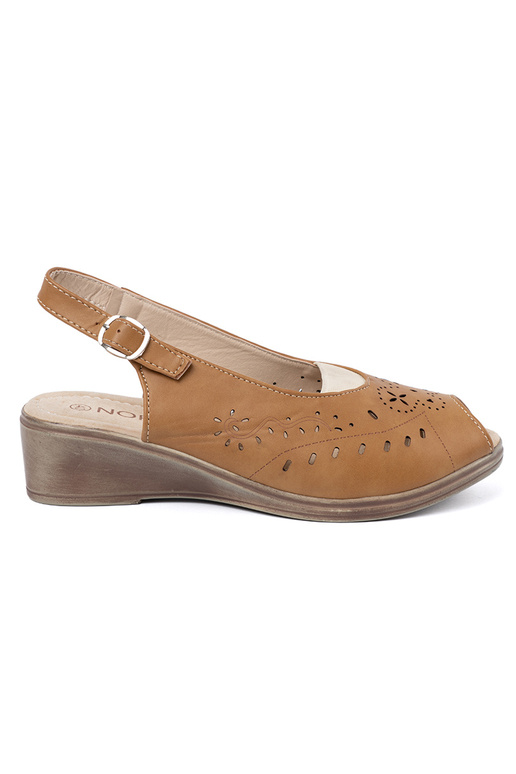 con elementos calados sandalias karmeloAe en una cuña