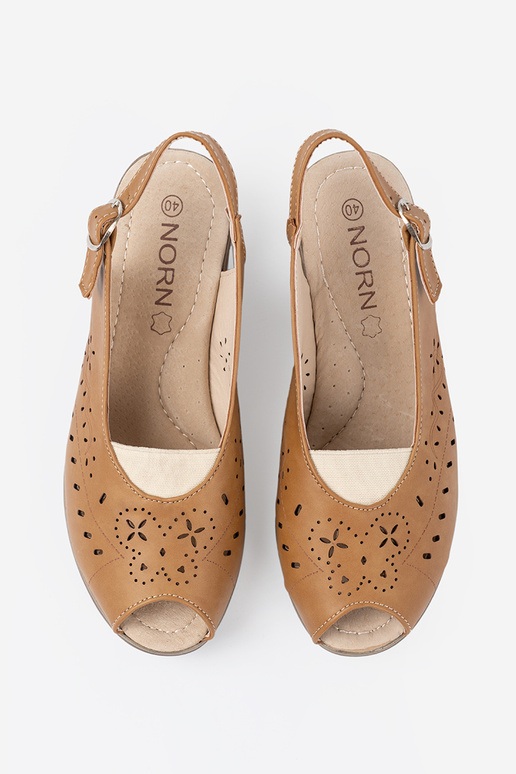 con elementos calados sandalias karmeloAe en una cuña