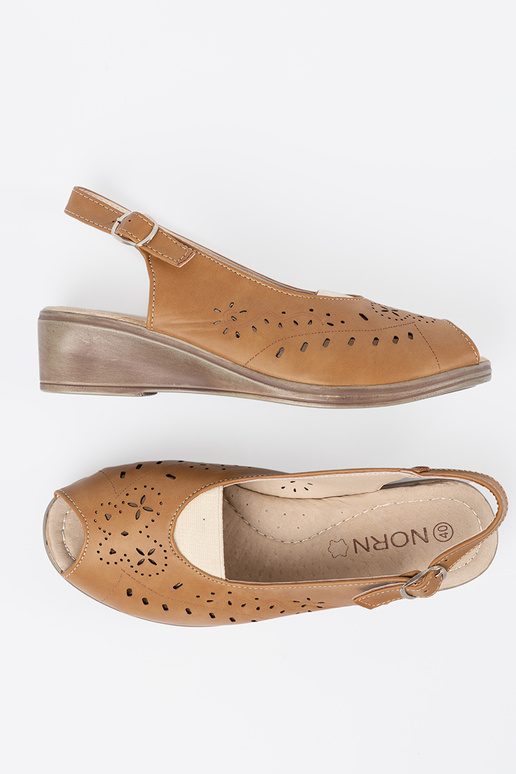 con elementos calados sandalias karmeloAe en una cuña