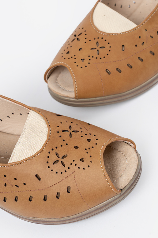 con elementos calados sandalias karmeloAe en una cuña