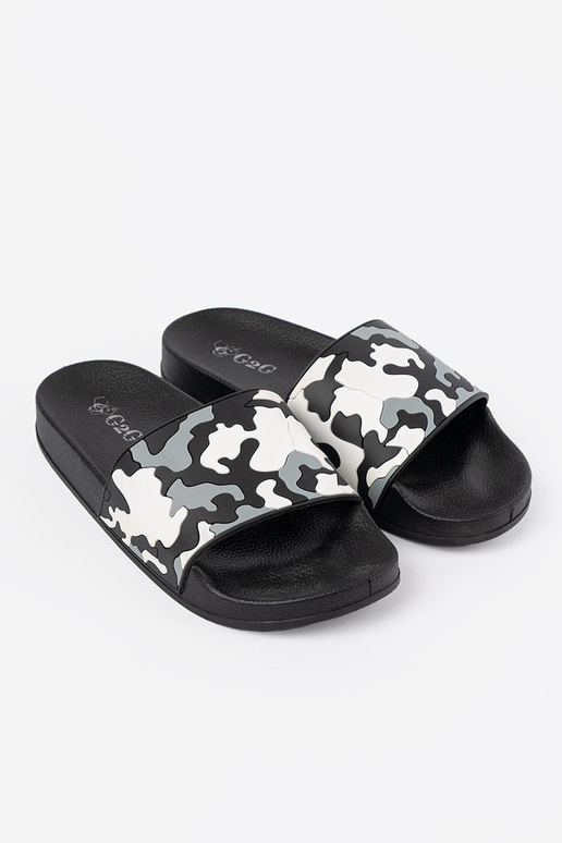 Conveniente de color negro Zapatillas en una suela plana