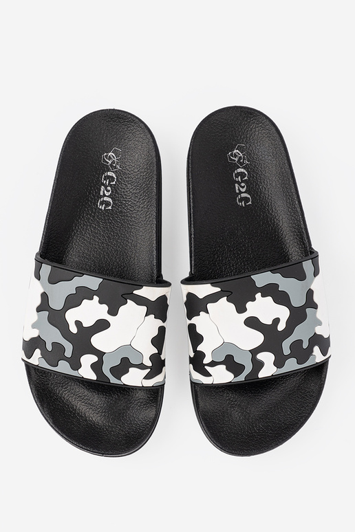 Conveniente de color negro Zapatillas en una suela plana