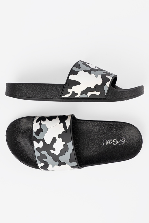 Conveniente de color negro Zapatillas en una suela plana