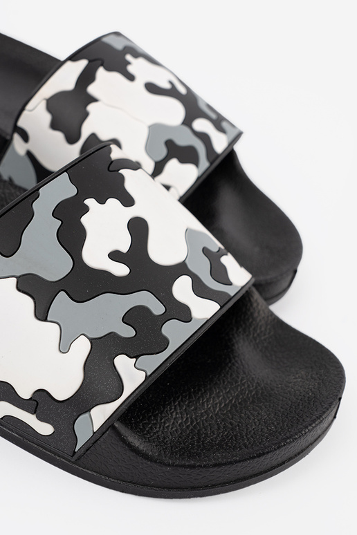 Conveniente de color negro Zapatillas en una suela plana