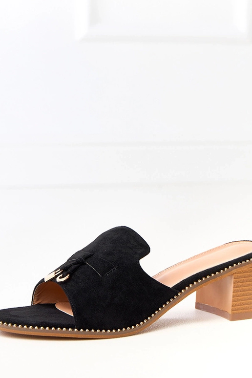 Zapatillas negras de tacón con adorno...