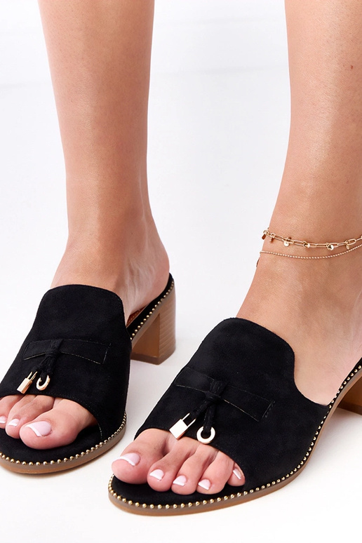 Zapatillas negras de tacón con adorno...