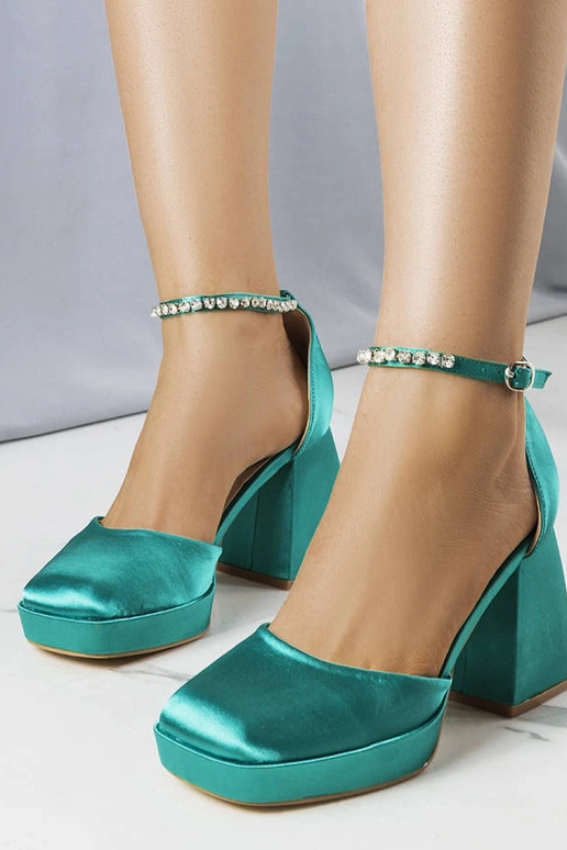 Zapatos verdes decorados con...