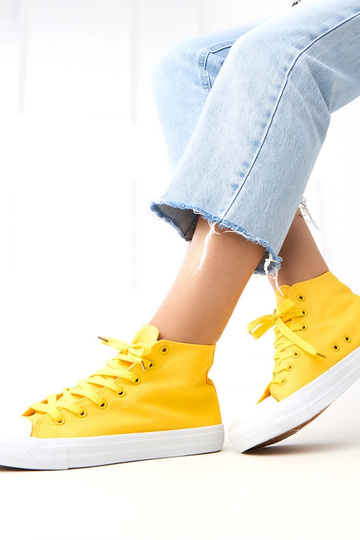 Zapatillas altas amarillas...