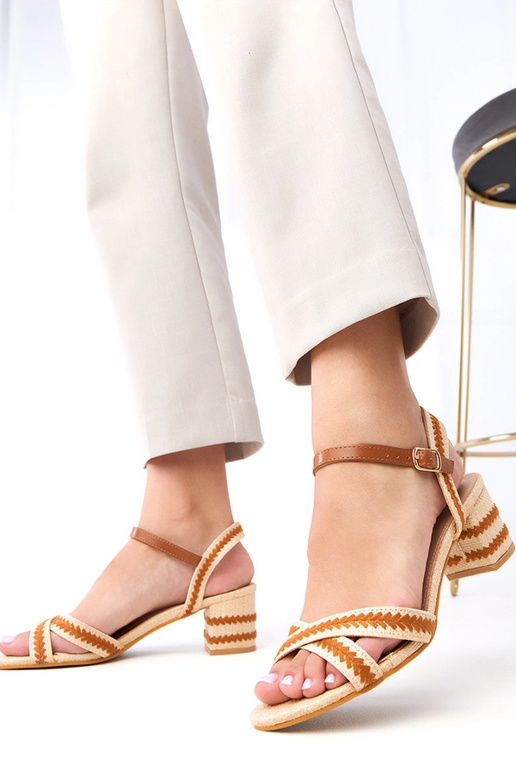 Tacones en forma de columna marrones...