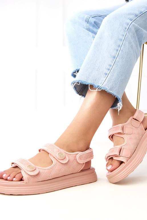 Sandalias rosas con correas...