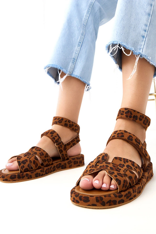 Sandalias con estampado pantero y...