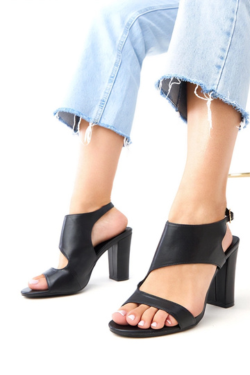 Sandalias negras de tacón...