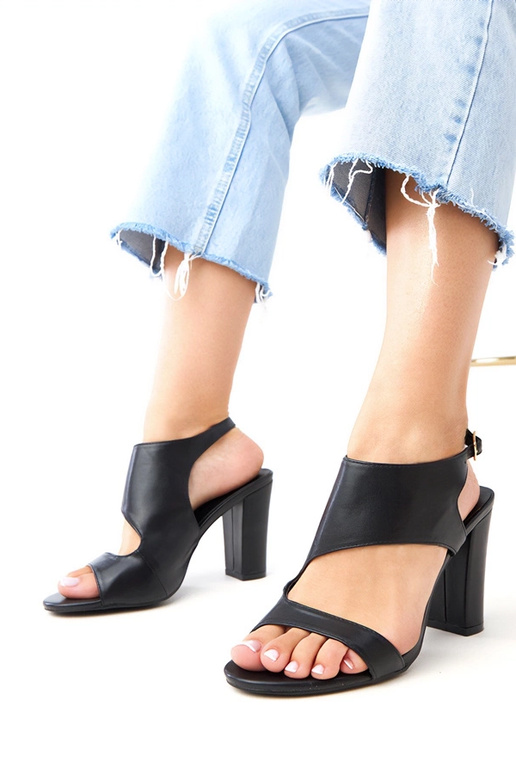 Sandalias negras de tacón con cierre...