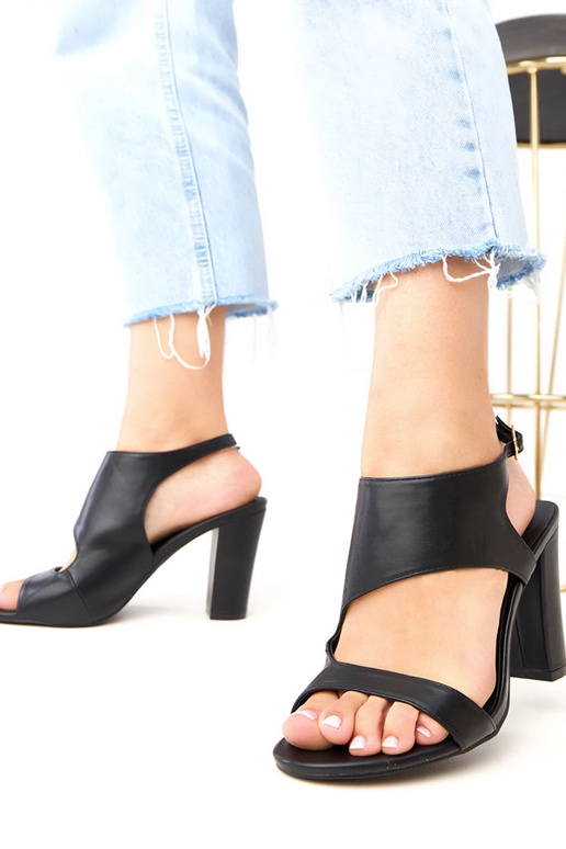 Sandalias negras de tacón con cierre...