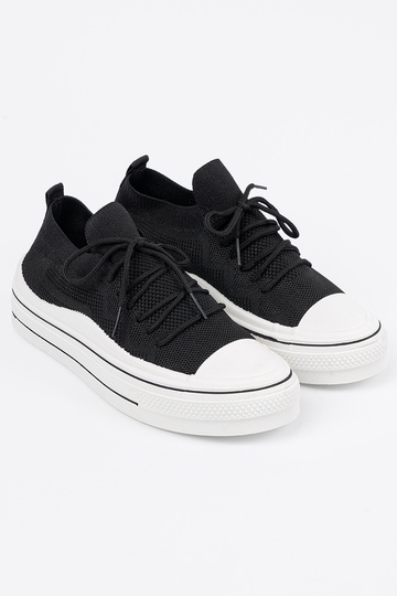 Un modelo convincente zapatos de color negro z ozdobnym cordonesm