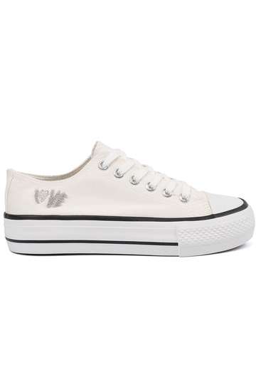 zapatos casuales el color blanco con una nota Love 2