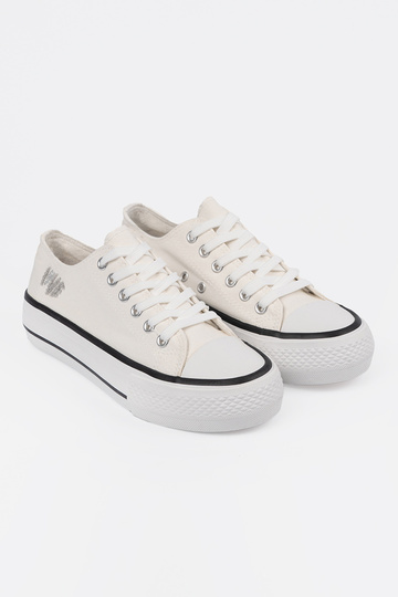 zapatos casuales el color blanco con una nota Love
