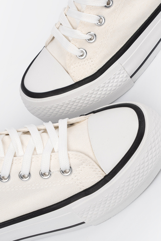 zapatos casuales el color blanco con una nota Love zapatos casuales el color blanco con una nota Love