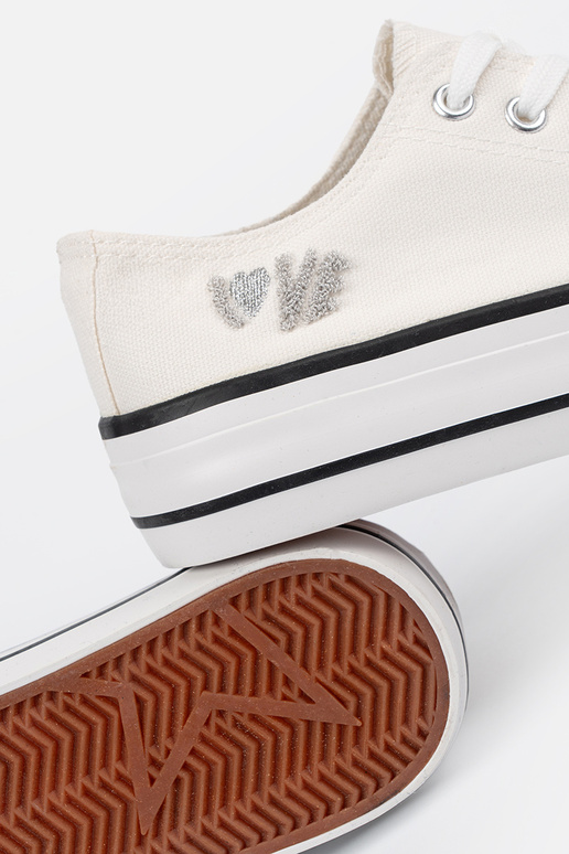 zapatos casuales el color blanco con una nota Love zapatos casuales el color blanco con una nota Love