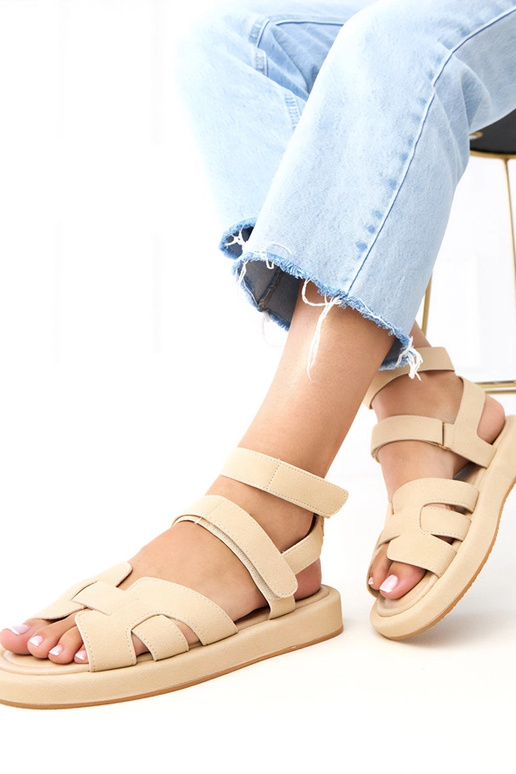 Sandalias color arena con cierre en...