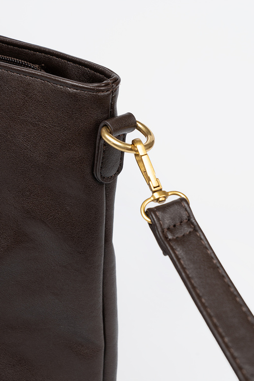 Tiene querron oscuro bolso ze doradomi elementami