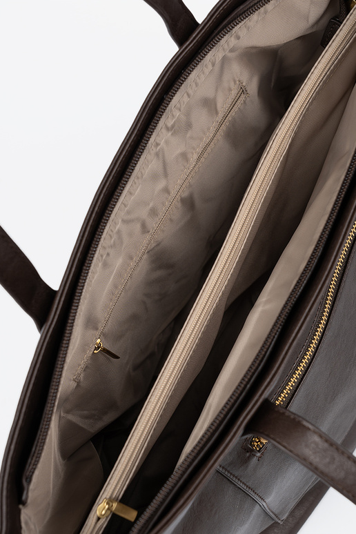 Tiene querron oscuro bolso ze doradomi elementami