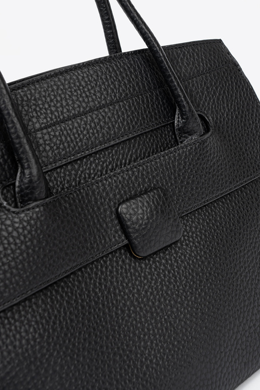 Un clásico bolso negro sobre el hombro