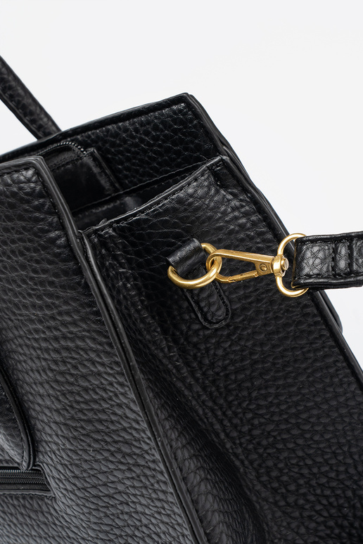 Un clásico bolso negro sobre el hombro