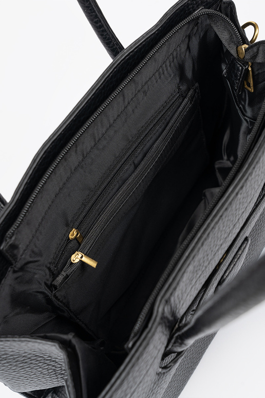 Un clásico bolso negro sobre el hombro