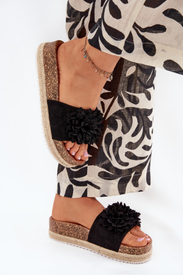 zapatillas de mujer con una plataforma Con decoracionesi con motivos floraleskami de color negro Tessara