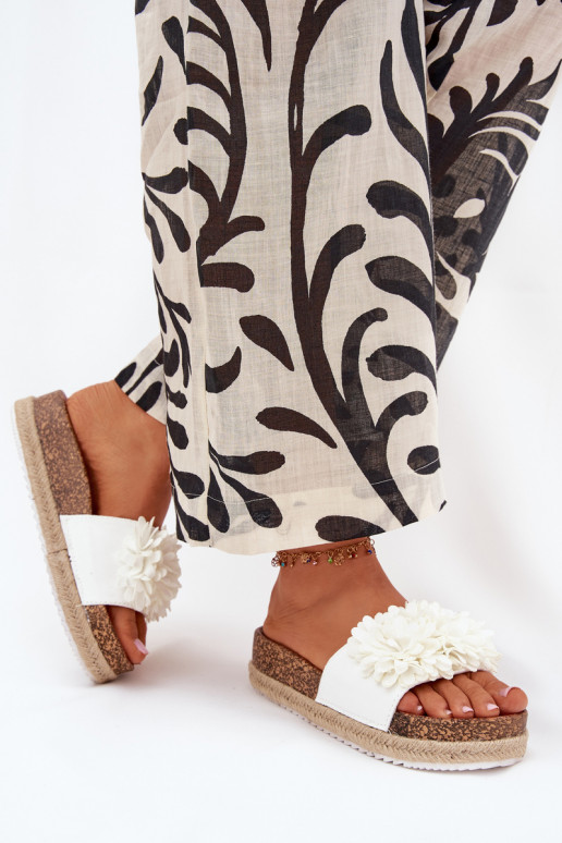 zapatillas de mujer con una plataforma Con decoracionesi con motivos floraleskami el color blanco Tessara