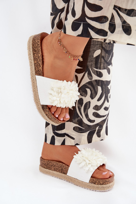 zapatillas de mujer con una plataforma Con decoracionesi con motivos floraleskami el color blanco Tessara