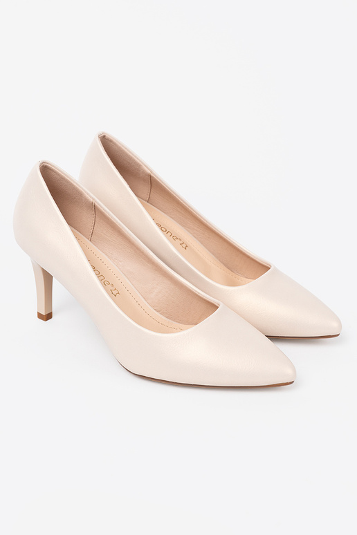 Tacones blancos de estilo elegante con tacón fino.