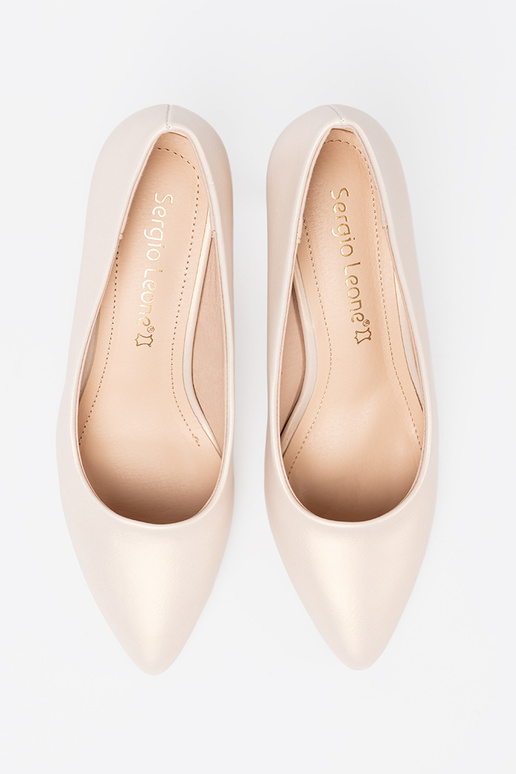 Tacones blancos de estilo elegante con tacón fino.