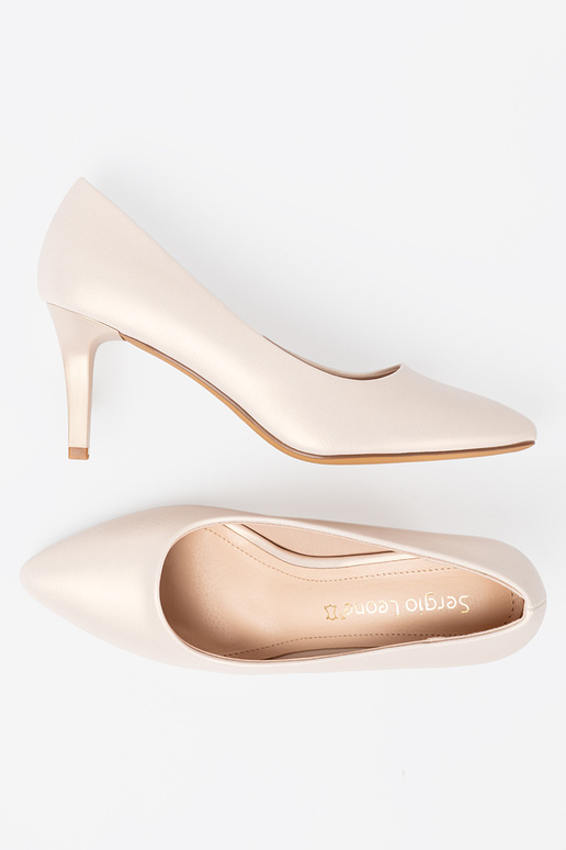 Tacones blancos de estilo elegante con tacón fino.