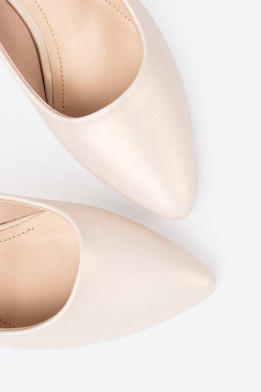 Tacones blancos de estilo elegante con tacón fino.