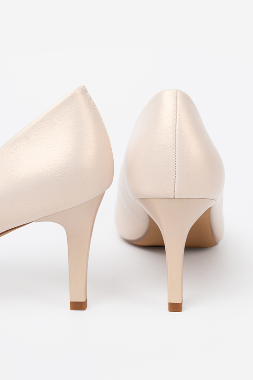 Tacones blancos de estilo elegante con tacón fino.