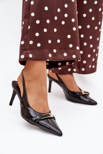 Vivae zapatos negros lacados con tacones delgados y hebillas doradas