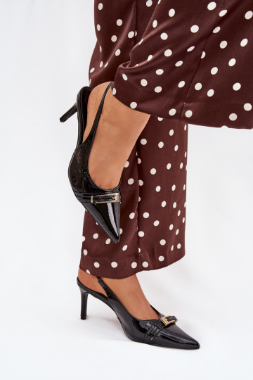 Vivae zapatos negros lacados con tacones delgados y hebillas doradas 2
